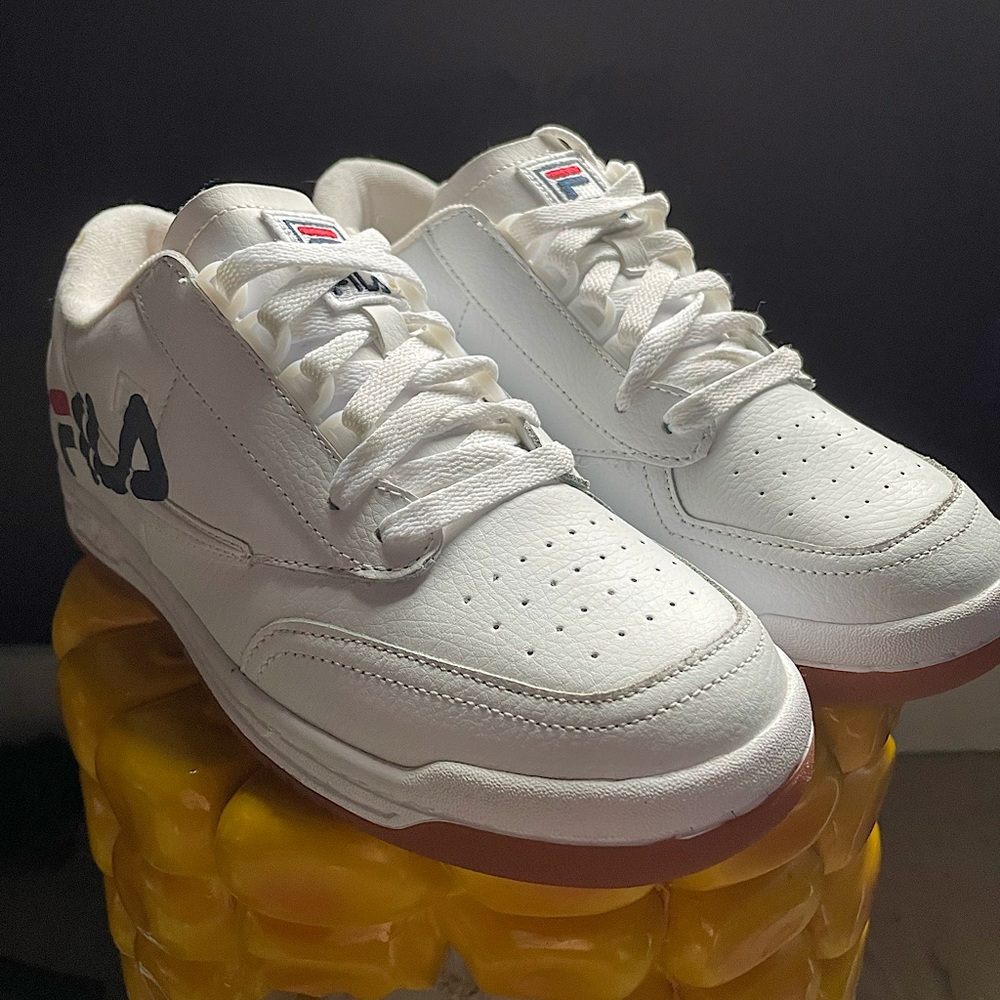 Unisex Fila Classic White Sneaker/Gum Bottom